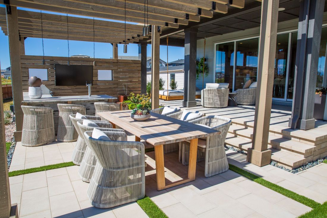 Zona de estar exterior cubierta en Denver con comedor, cocina y pérgola