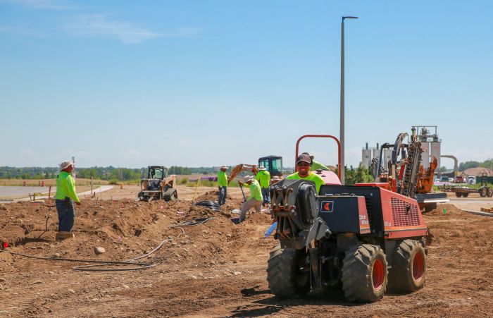 El equipo de Mill Brothers instalando un sistema de riego en una obra comercial de la zona de Denver