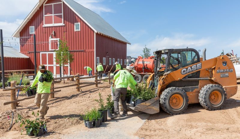El equipo de Mill Brothers instalando plantas ornamentales en una promoción comercial de la zona de Denver