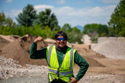 Un miembro del equipo comercial de Mill Brothers colabora en un proyecto de paisajismo comunitario en Colorado