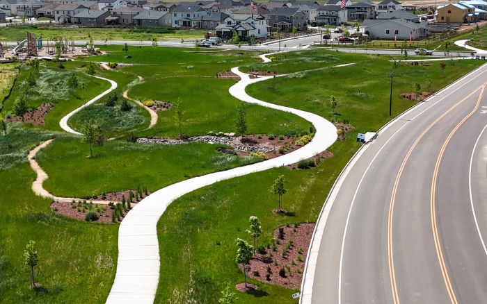 Vista aérea de un parque comunitario ajardinado con senderos para pasear y plantas autóctonas